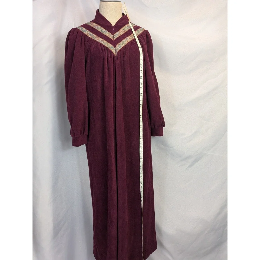 Vanity Fair Petites Velour Robe Medium M Burgundy Long Sleeve Embroidered V-Neck